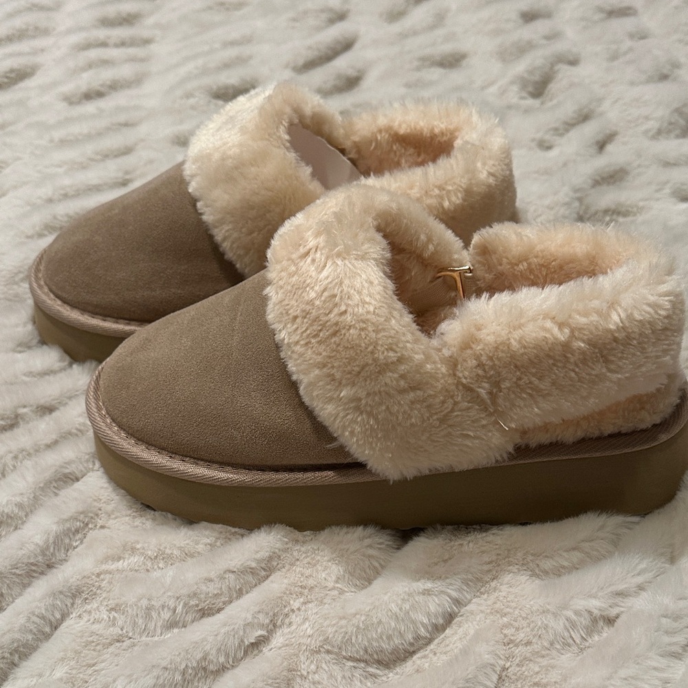 Cozy Tan and Cream slingback platform Fuzzy Slippers size Medium. New